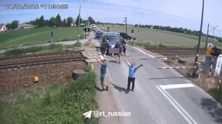 В Польше поезд протаранил заглохший на путях грузовик