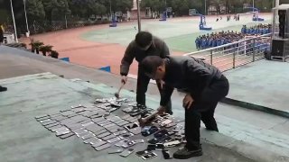 В китайской школе устроили показательную казнь смартфонов учеников