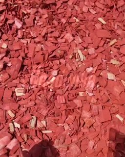 Детскую площадку на Камчатке засыпали окрашенной щепой вопреки требованию губернатора