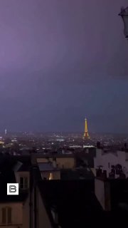 Молния ударила в шпиль Эйфелевой башни во время шторма во Франции