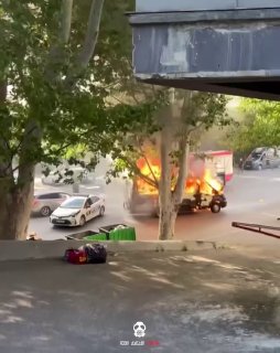 В Тбилиси во время движения вспыхнула маршрутка