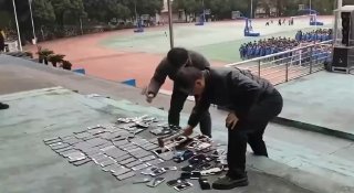 В Китае школьников заставили соблюдать дисциплину, разбив их телефоны молотками