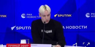 Шаман показал трусы на пресс-конференции