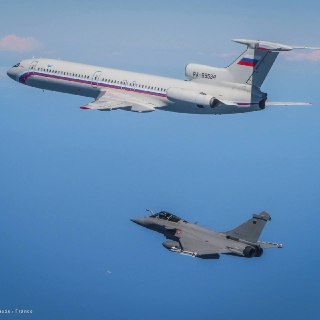 Истребитель Rafale ВВС Франции сопровождает пассажирский Ту-154 над Балтикой