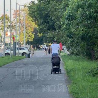Мужчина прикрепил детскую коляску к электросамокату