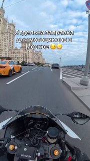 Мотоциклист нашел место на московской АЗС без очередей, привлекая сотни байкеров