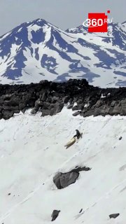 Парень на сапе спустился в кратер вулкана на Камчатке