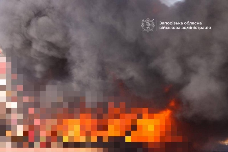 Дроны ВС РФ нанесли удар по объекту инфраструктуры в Запорожье, возник пожар