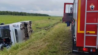 Автобус с детьми опрокинулся в кювет в Красноярском крае из-за уснувшей водительницы