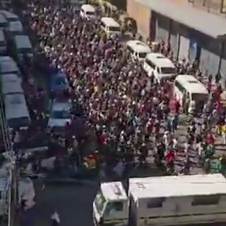 В ЮАР протестующие подожгли дома выходцев из Мозамбика