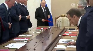 Шесть красных папок заметили журналисты Кремлёвского пула на совещании с Путиным