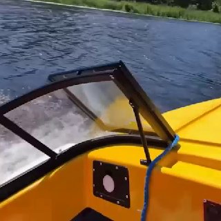 Блогер в Калининграде едва не утопил детей на байдарках во время дрифта на катере