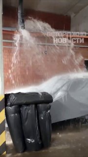 В ЖК под Петербургом из-за прорыва трубы затопило десятки машин и кладовки