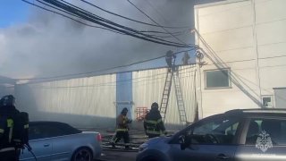 Площадь пожара в ангаре увеличилась до 2000 квадратных метров