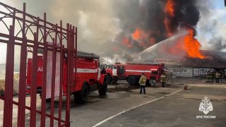 В Ижевске горит склад в ТЦ «Три кита»