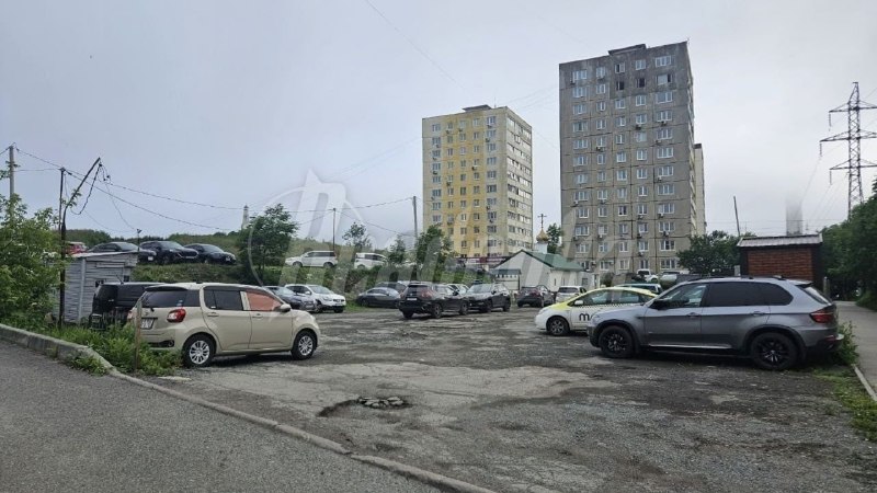 Во Владивостоке мигранты захватили общую стоянку и устроили нелегальную платную парковку