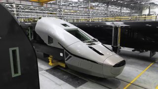 На предприятии «Уральские локомотивы» показали нос поезда для ВСМ Петербург — Москва