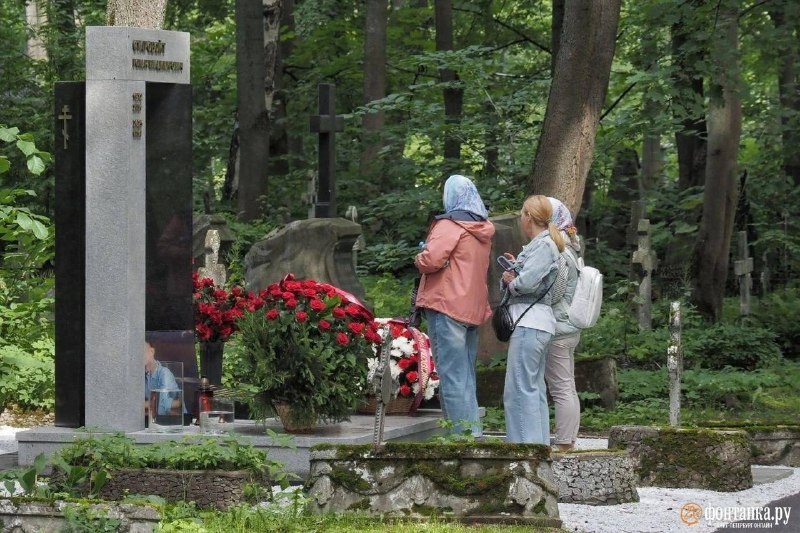 На Смоленском кладбище открыли монумент экс-министру транспорта Роману Старовомуту