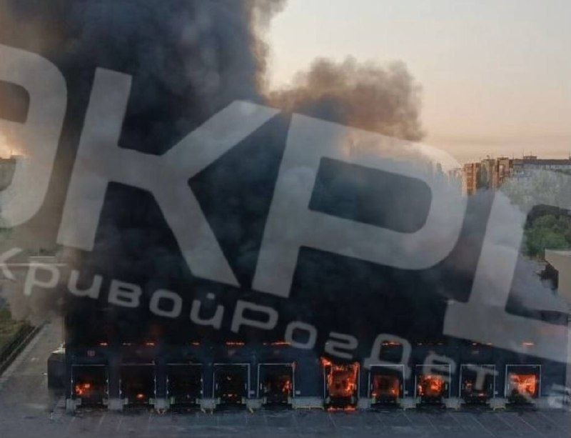 В Кривом Роге опубликованы новые кадры ночного удара дрона по терминалу «Новой почты»