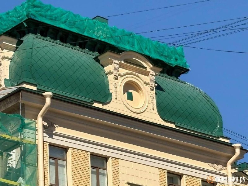 На доме на Марата исчезли исторические часы: их сняли для реставрации