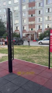 В Новосибирске дед оскорблял африканца на детской площадке