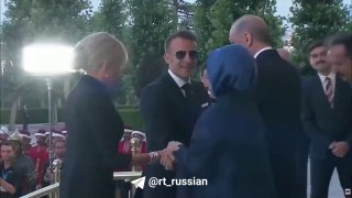 Неловкое рукопожатие Макрона и Эмине Эрдоган