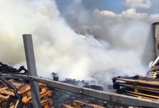 В Батайске горит склад, часть жителей осталась без света