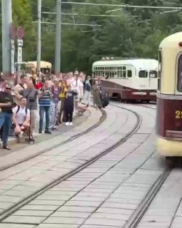 В центре Москвы прошел парад ретротрамваев и классических автомобилей