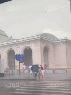 Ураган в центре Москвы сбивает с ног прохожих