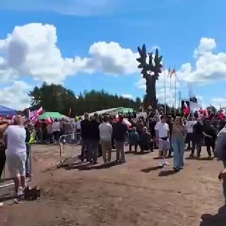 Поляки собрались у памятника жертвам Волынской резни, посол Украины возложил венок в Варшаве