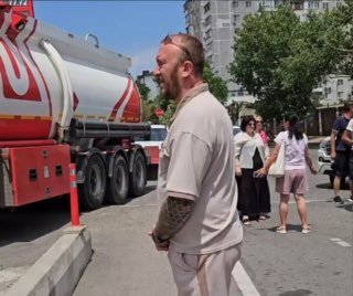 В Новороссийске жители заблокировали бензовоз из-за ограничений на продажу топлива