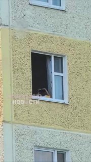 В Перми мужчина через бинокль следит за девушками из соседних домов