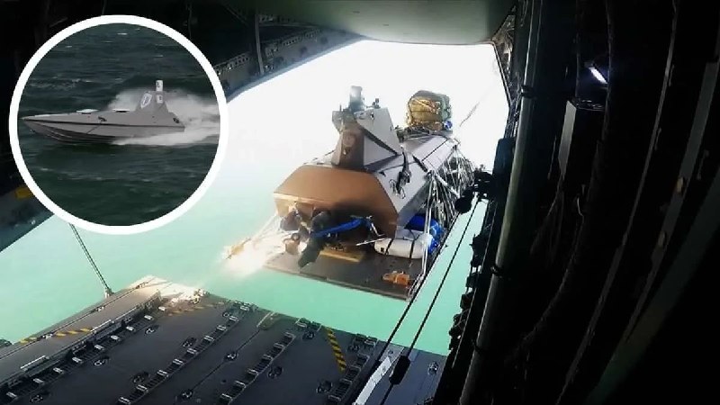 Британские военные испытали сброс беспилотных катеров с самолета в Северном море