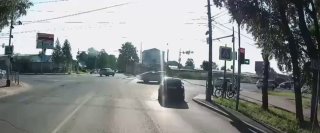 Самокатчик врезался в бордюр, упал и умер