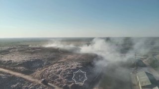 В Астане круглосуточно тушат пожар на полигоне бытовых отходов
