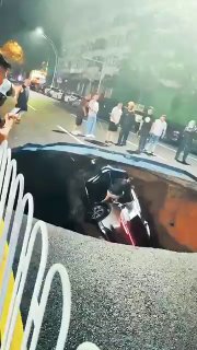 В Китае обрушение дороги привело к гибели человека и повреждению трех автомобилей
