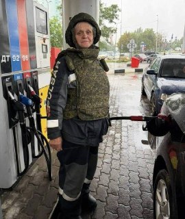 Работница АЗС в Белгороде вынуждена работать в бронежилете и каске
