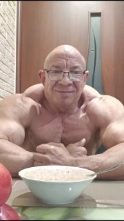 58-летний мужчина стал объектом насмешек в соцсетях из-за видео со своей физической формой