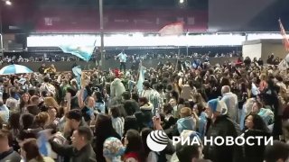 Болельщики в Буэнос-Айресе празднуют выход Аргентины в финал ЧМ-2026
