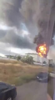Кадры с горящей нефтебазой противника после прилетов дронов-камикадзе «Герань» возле н.п Визирка в Одесской области