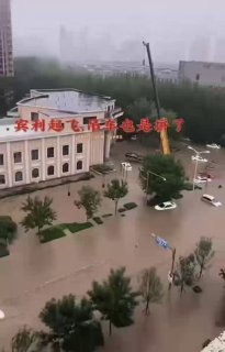 В Китае автовладелец арендовал кран для защиты машины от наводнения