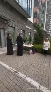 Жители многоэтажки в Мурино освятили дом после череды трагедий