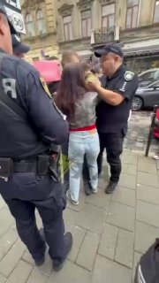 Во Львове мужчина применил силу к девушке, препятствовавшей мобилизации