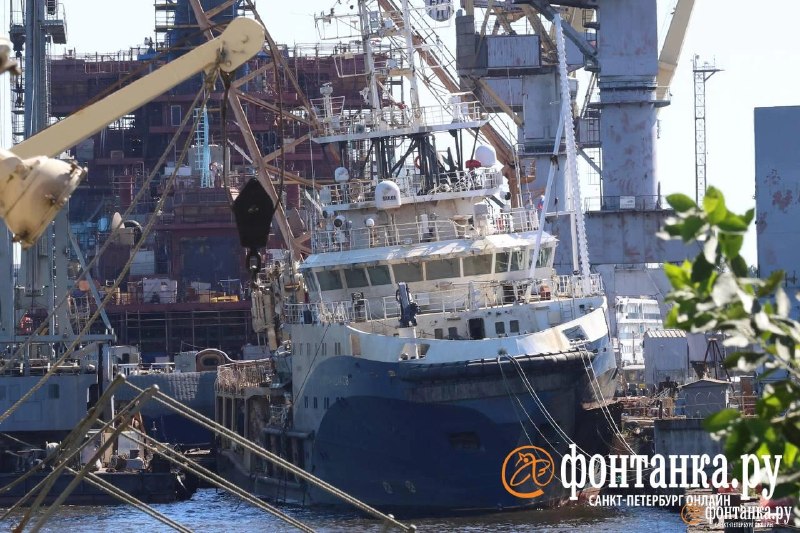 Поднят затонувший у причала Балтийского завода буксир «Капитан Ушаков»