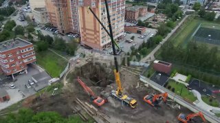 В Новосибирске из-за повреждения коллектора образовалась глубокая яма