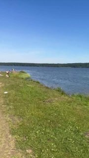 Берег Кавголовского озера завален мусором