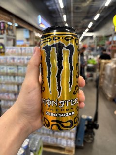 В Москве появился лимитированный золотой Monster в честь победы Ландо Норриса