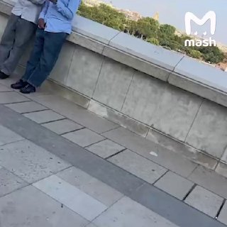 Надписи с названиями кавказских республик исчезли со стен на фоне Эйфелевой башни