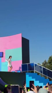 Дора покинула сцену VK Fest из-за розыгрыша, имитирующего её сталкера