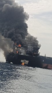 Горящий танкер KAVOMALEAS в Ормузском проливе, пораженный противокорабельными ракетами Ирана